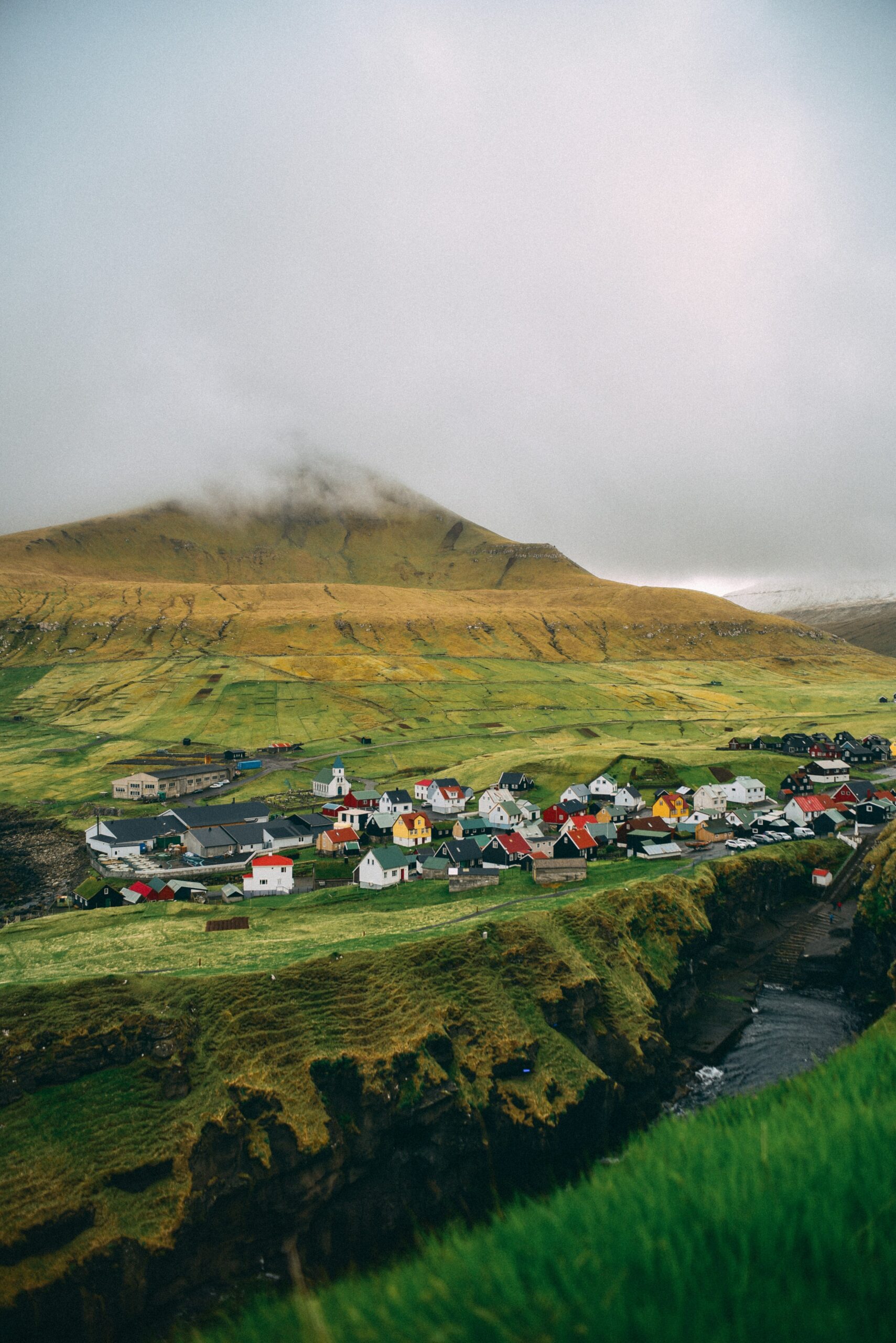 Paisaje dramático de las Islas Feroe con acantilados y mar