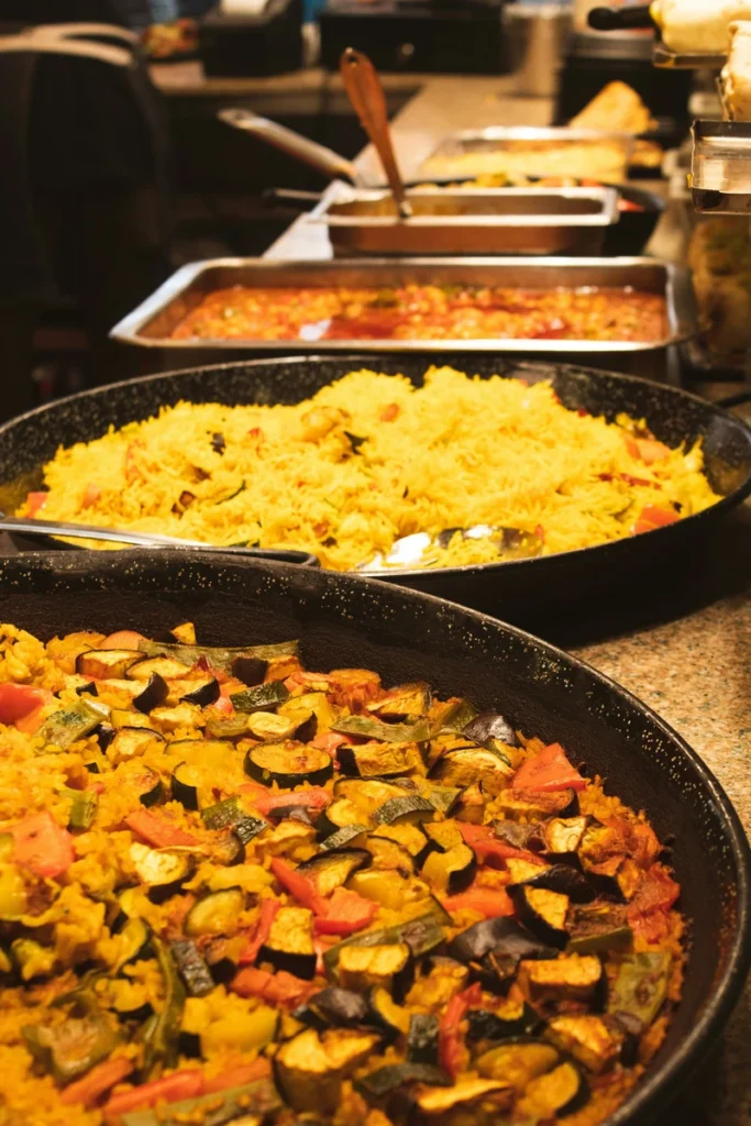 Variedade de paellas típicas da Espanha gastronómica preparadas com legumes, arroz e ingredientes tradicionais.